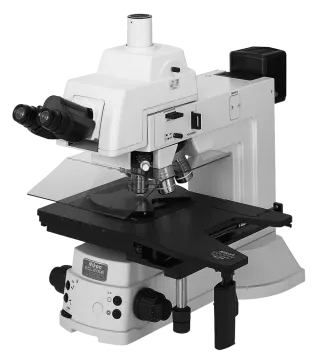 a microscope that is sitting on a table