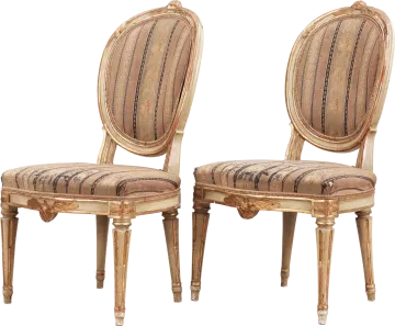a pair of chairs that are sitting side by side