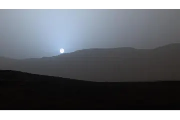 the sun setting over the mountains