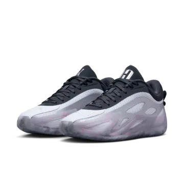 the nike zoom low is available in black and white