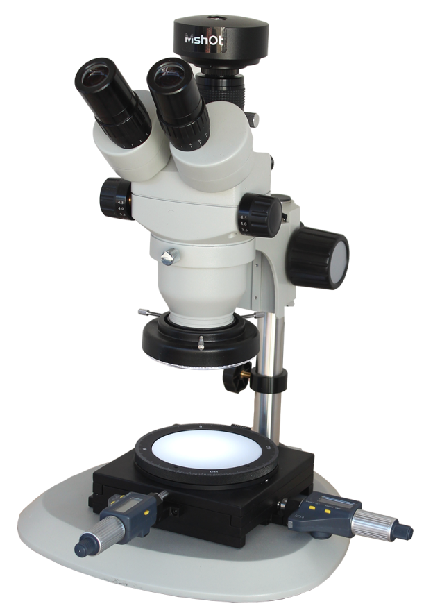 a microscope that is sitting on top of a table